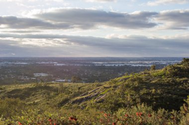 Mundaring alanından gün batımında manzara