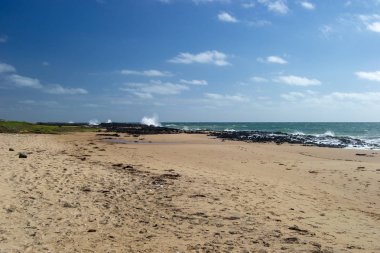 Güneşli bir günde Perth Avustralya'da bir plaj Manzara