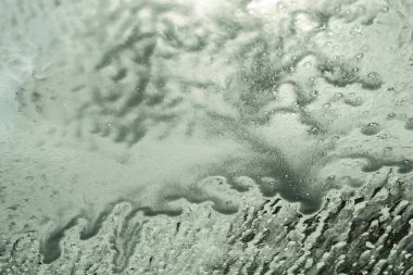 Bir bardak üzerinde köpük ve su ile soyutlama