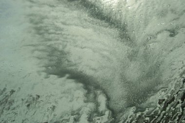 Bir bardak üzerinde köpük ve su ile soyutlama