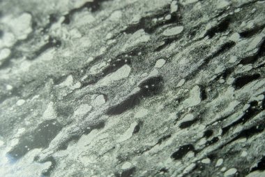 Bir bardak üzerinde köpük ve su ile soyutlama