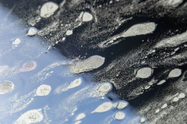 Bir bardak üzerinde köpük ve su ile soyutlama