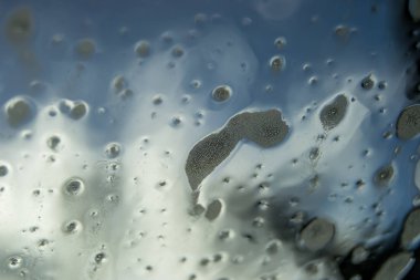 Bir bardak üzerinde köpük ve su ile soyutlama