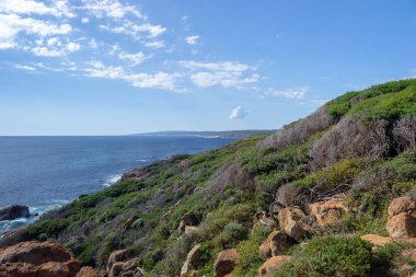 Güneşli bir günde Avustralya'da izole bir plaj Manzara