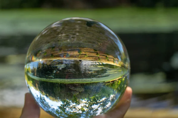 Parkera Genom Glas Sfär Reflektion — Stockfoto