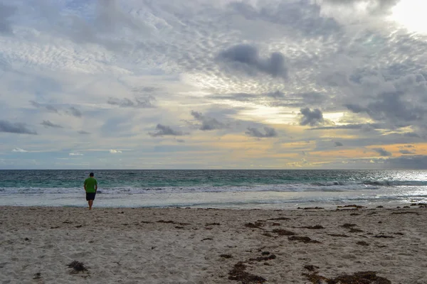 地平線に雲と海と夕日のビーチの風景 — ストック写真