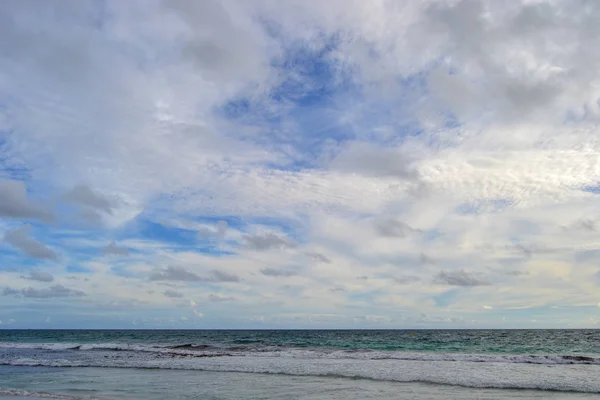 Paisaje Una Playa Atardecer Con Nubes Océano Horizonte —  Fotos de Stock