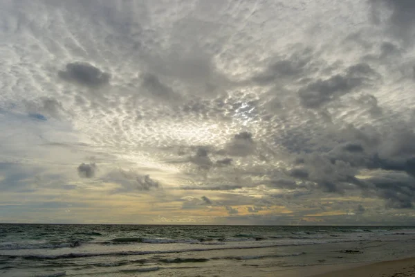 Strandlandschaft Bei Sonnenuntergang Mit Wolken Und Meer Horizont — Stockfoto