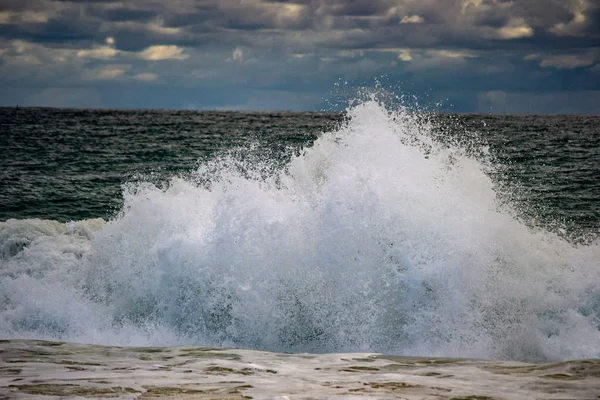 Dalgalar Dolu Rüzgarlı Bir Günde Kuzey Perth Bir Plaj Manzara — Stok fotoğraf