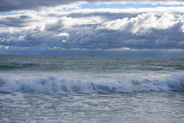 Dalgalar Dolu Rüzgarlı Bir Günde Kuzey Perth Bir Plaj Manzara — Stok fotoğraf