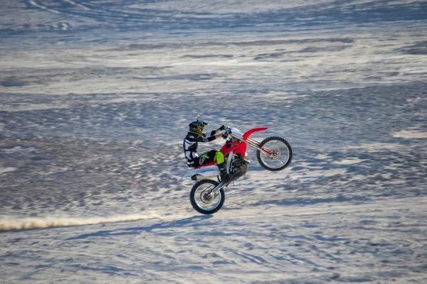 Cara Uma Moto Andando Lanceling Nas Dunas — Fotografia de Stock