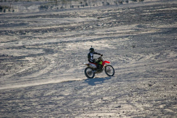 Guy Motorbike Riding Lanceling Dunes — Zdjęcie stockowe