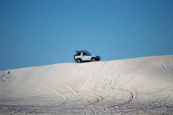 砂丘に乗るランスリン車の風景 — ストック写真