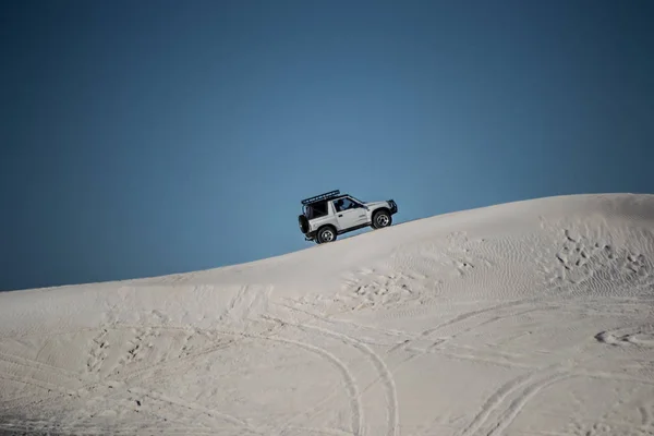 砂丘に乗るランスリン車の風景 — ストック写真