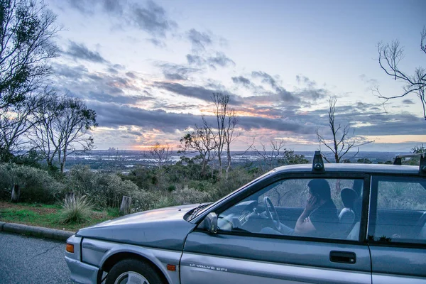 Landschaft Eines Sonnenuntergangs Mit Einem Auto Von 1980 — Stockfoto