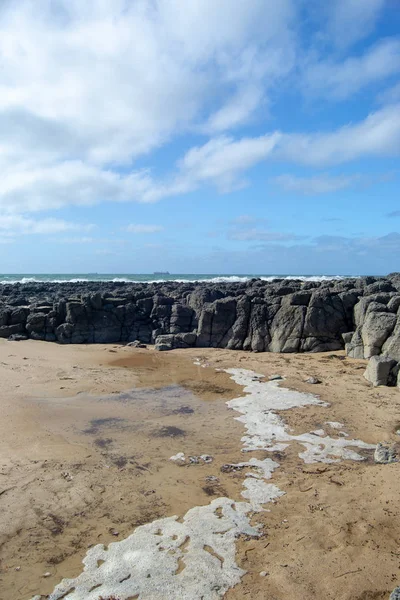 Krajobraz Pionowy Plaży Pianki Fal Wodnych — Zdjęcie stockowe