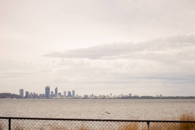 Perth şehir bulutlu gün gün batımı manzara