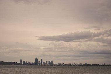 Perth şehir bulutlu gün gün batımı manzara