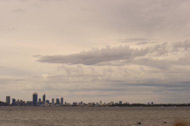 Perth şehir bulutlu gün gün batımı manzara