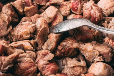 Siyah bir tavada kızarmış et