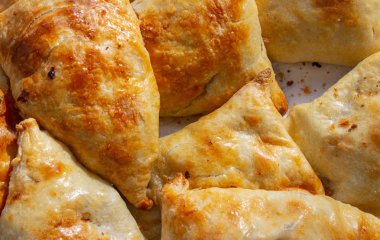 Işık arka plan üzerinde lezzetli samosas ile kase