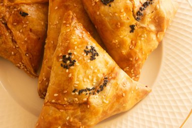 Samosa beyaz tabakta. beyaz bir tabak üzerinde sarı samosa. sarı Samos ifade