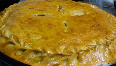 Hamurda etli börek. Pişirmeden önce etli börek. Pişmekten sonra etli börek