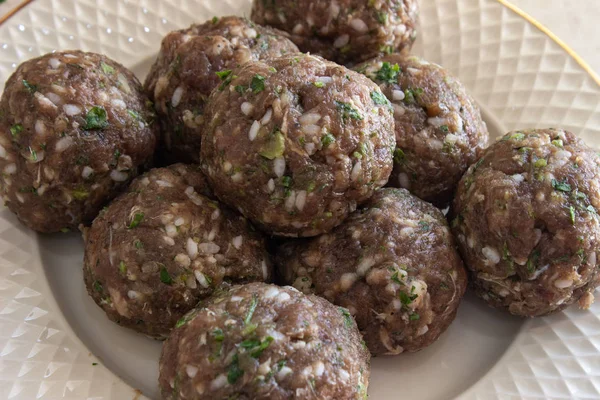 Almôndegas de carne em um prato. Almôndegas de carne em um prato branco. Bolas de carne em um fundo branco — Fotografia de Stock