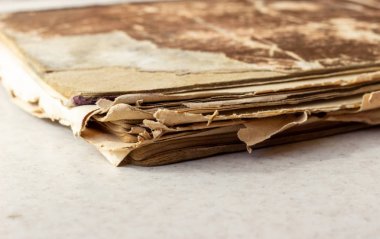 Beyaz yüzeyli eski bir kitap. Darmadağınık kitap. Beyaz bir yüzeyde yıpranmış bir kitap. Beyaz arka plan üzerine yıpranmış bir kitap