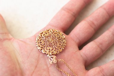 Avuç içinde altın zincir. Avucunun içinde altın yüzük. Avuç içi yuvarlak altın