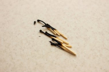 Kullanılmış kibritler. Beyaz yüzeyde kullanılmış eşleşmeler. Beyaz arka planda kullanılan eşleşmeler