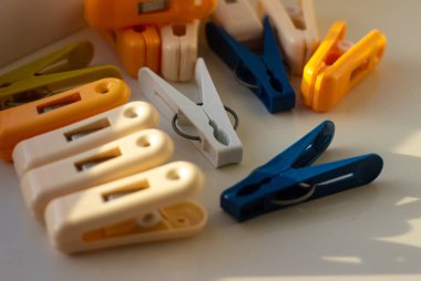 Renkli Plastik Clothespins, Giyim Mandal, Clothespins Koleksiyonu, Arka plan ve Dağınık Clothespins Doku, Clothespins Lots. Renkli clothespins