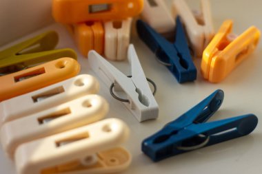 Renkli Plastik Clothespins, Giyim Mandal, Clothespins Koleksiyonu, Arka plan ve Dağınık Clothespins Doku, Clothespins Lots. Renkli clothespins