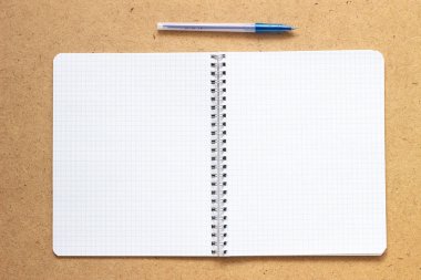 Okul defteri, boş sayfa, yazmaya hazır, not almaya ve çalışmaya hazır. Beyaz defter sayfaları. Kalemli defterin beyaz sayfaları. Not defterinin beyaz sayfaları