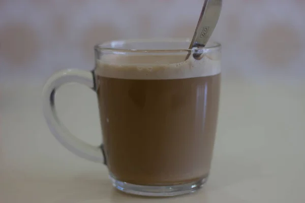 Tasse Kaffee Latte auf weißem Hintergrund. Kaffee mit Sahne in einem transparenten Glas. Kaffee mit Sahne, Seitenblick — Stockfoto