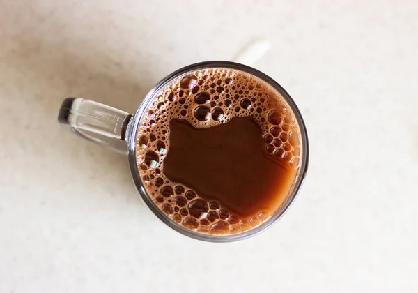 Όμορφος αφρός γάλακτος στον καφέ. Καφές με γάλα σε διαφανές γυαλί σε σκούρο φόντο. Σκοτεινός καφές σε διάφανη γυάλινη κορυφή. Σκουρόχρωμα αφρώδη καφέ — Φωτογραφία Αρχείου