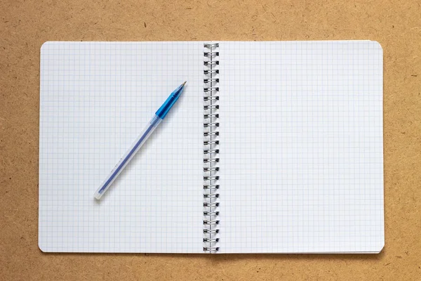 School notebook, blanco blad, klaar om te schrijven, aantekeningen maken en studeren. Witte notebook vellen. Witte pagina's van notebook met pen. Witte pagina's van notebook — Stockfoto