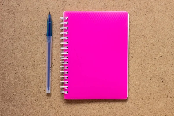 Planificateur quotidien en cuir rose avec bande élastique et stylo isolé sur le fond blanc. Carnet rose avec stylo — Photo