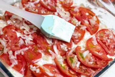 Haşlanmış sebze, domates, havuç, lahana, elektrikli soba ve ahşap bir masa üzerinde bir tencerede biber. Masada domatesli güveç. Domatesli pizza