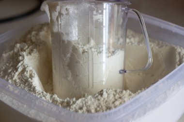 Kabında Ölçüm Kabı ile Un. Bir ölçü Kabında un. Un kapta. Bir ölçüm Kabı ile bir kapta un