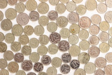 güneşli bir günde ahşap yüzeyüzerinde beyaz ve sarı metal Rus sikkeler. Beyaz bir yüzeyde metalik rubleler. Beyaz bir yüzeyde Rus parası. Rus metal parası. Rus metal rublesi