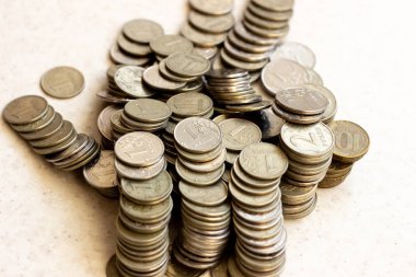 güneşli bir günde ahşap yüzeyüzerinde beyaz ve sarı metal Rus sikkeler. Beyaz bir yüzeyde metalik rubleler. Beyaz bir yüzeyde Rus parası. Rus metal parası. Rus metal rublesi