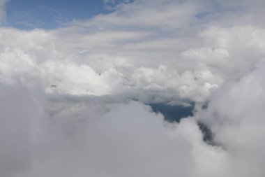 mavi gökyüzü karşı beyaz bulutlar Cumulus bulutları beyaz 