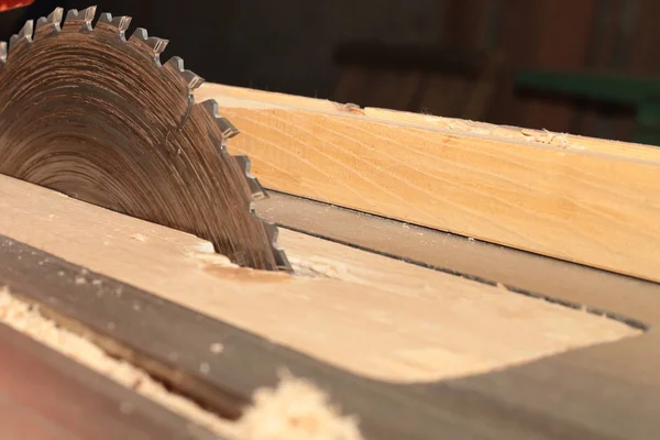 建具の生産の木工機械で木を切る丸鋸 — ストック写真