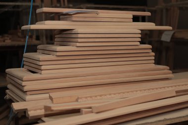 bir yığın ahşap cephe işleme Doğrama Sanayi için bekliyor