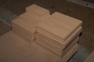 bir yığın ahşap cephe işleme Doğrama Sanayi için bekliyor