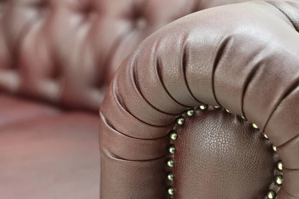 Бесшовный текстурный фон крупным планом коричневая кожа с кнопкой подробно на мебельной ткани без людей — стоковое фото