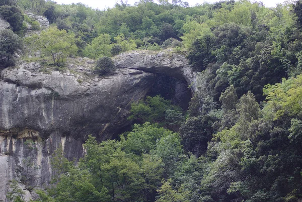 Marche bölgesindeki dağlardaki kayaların arasındaki doğal kemer.
