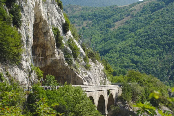 Marche bölgesindeki dağın altındaki yol ve köprü.