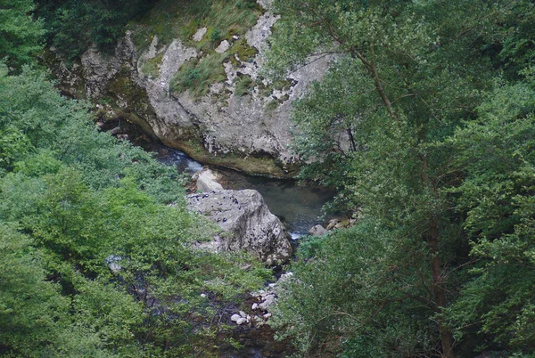 Marş 'taki dağlarda kayalar